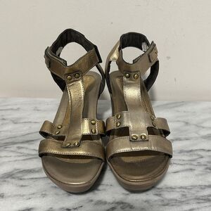 NEW Naot Flirt Wedge Sandals Woman's
EU 41 US 10 Shoes Metal Gold Brass